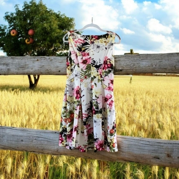 American living sleeveless dress beautiful flowers stretchy Red green ye… - Picture 4 of 16